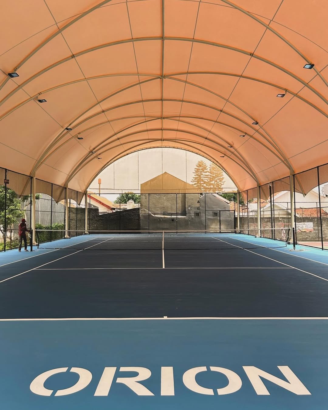 Pemasangan Tenda Membran Kronjo berdesain elegan untuk area komersial di Tangerang